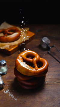 Low-fat whole wheat pretzel bread