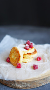 Russian breakfast cheesecakes with raspberries