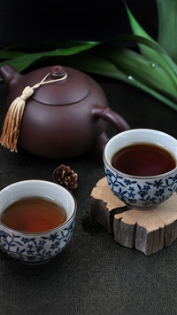 清茶一杯香留唇齿间