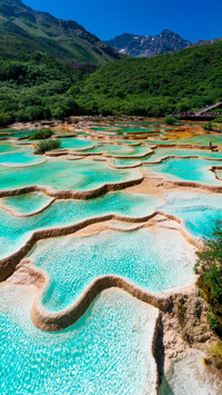 The fivecolored pool reflects the charm of the snowcapped