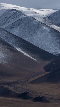 Oil painting-like snowy mountains