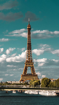 Why doesnt paris have highrise buildings