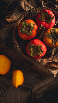 Can persimmons and pomegranates be eaten together