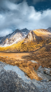 A magnificent picture of mountains and rivers