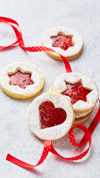 Classic Linzer Christmas Cookies with raspberry