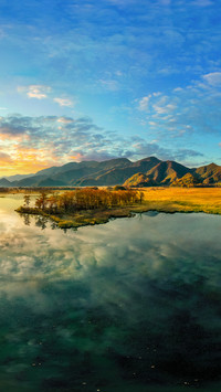 Dawn at shennongjia dajiu lake