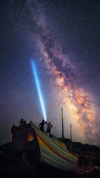 Can the light of flashlight reach the moon 9