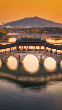 The golden light of shitang bridge pierces through the