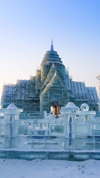 Extremely cold ice sculpture