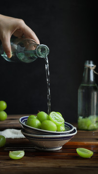 The king of grapes falls from the altar