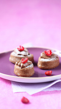 Mini cakes with chocolate cream and raspberries
