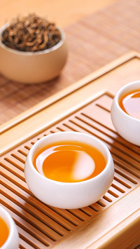 In the vast pot of tea the sun and moon grow long