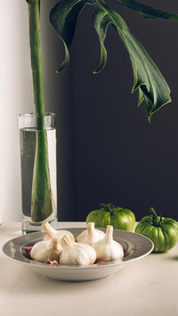 Garlic is stored fresh and convenient in this way