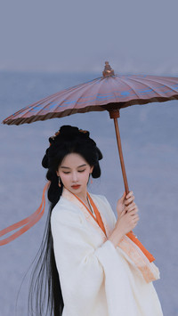 陈都灵一袭汉服赴黄沙