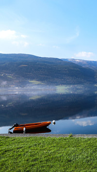 A small boat on the lake