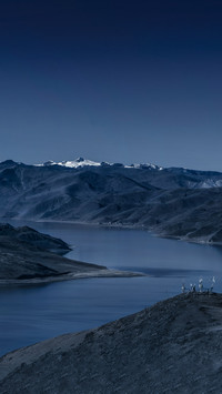 The moonlight pours down on yamdrok yumtso lake making it