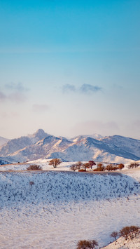 Snow falling on the mountains is like a poem.