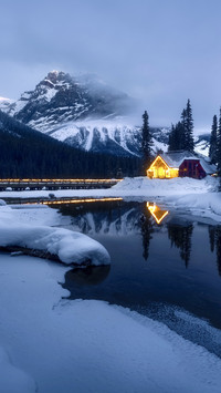 The morning light is soft by the jade lake