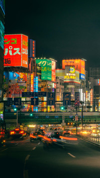 行在繁忙都市中