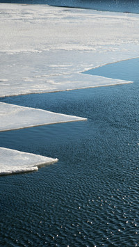 Frozen lake surface, quiet winter scenery.