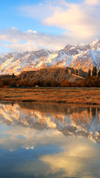 The mountains and rivers remain silent and the clouds are