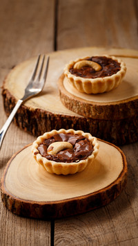 Chocolate tart topping with cashew nuts