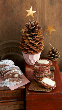 Lighting up christmas dining table 4
