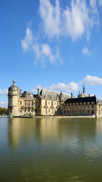 Wide moat and chateau de chantilly