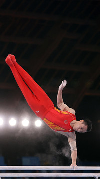 邹敬园：男子双杠冠军