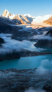 The magnificent snowy scenery of the Laigu Glacier