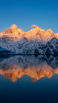 Xiaowu co is bathed in sunlight over the golden mountains