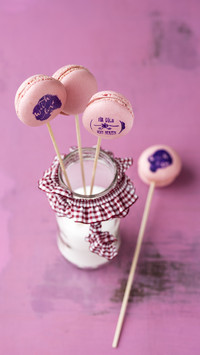 Lollipop macarons