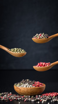 The difference between white pepper and black pepper 8