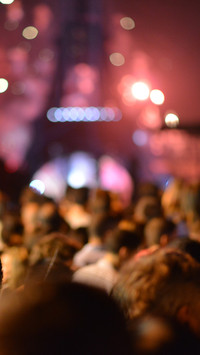 people-eiffel-tower-lights-night