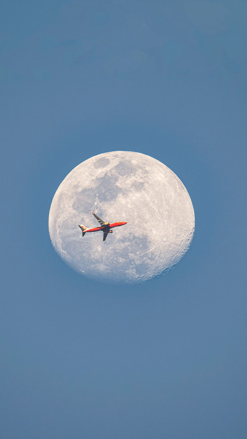 The difference between airplane refueling and car preview