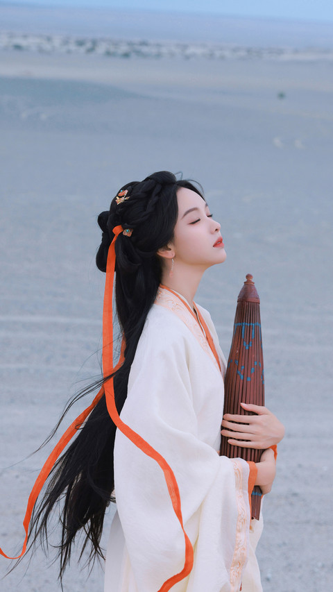 陈都灵一袭汉服赴黄沙 preview