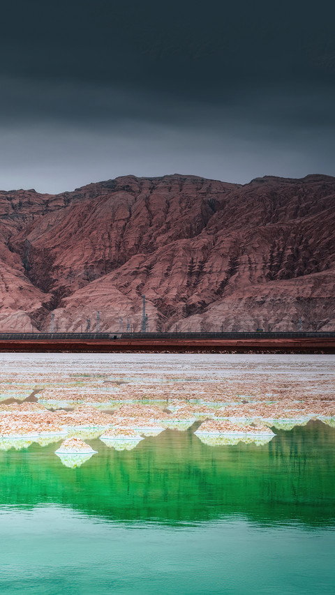 A lake of seven colors preview