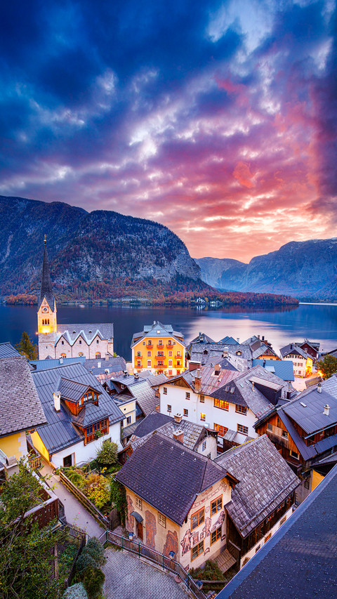 Iconic alpine village Hallstatt at autumn sunrise preview