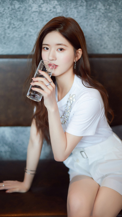 女星怎么利用杯子摆拍 preview