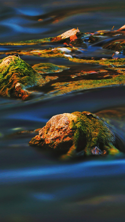 The cloud stream gently crosses the dream leaving no preview