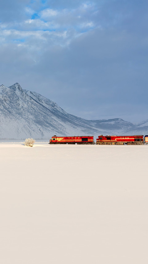 Kirkor Mountain and train crossing preview