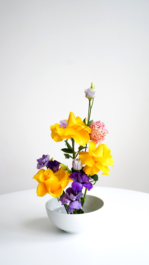 Original floral composition with roses preview