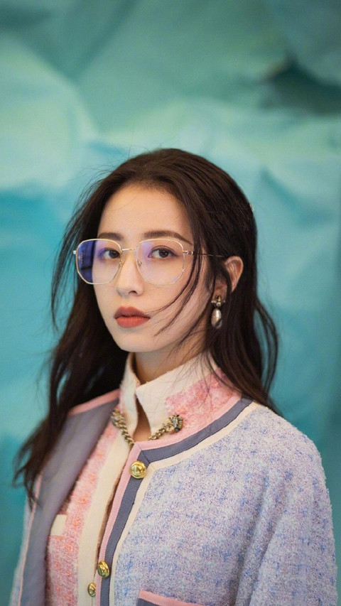 周雨彤 preview