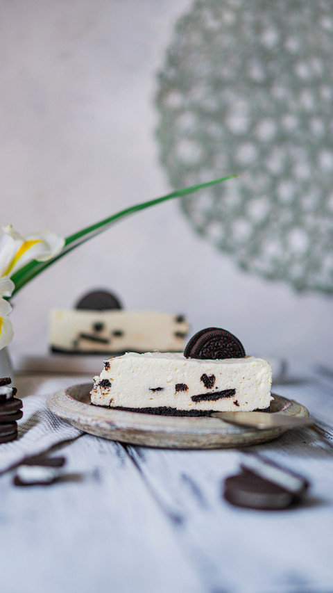 Unbaked creamy cheesecake with chocolate cookies preview