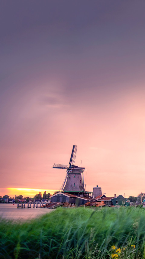 Windy and cloudy sunset in Zaanse Schans preview
