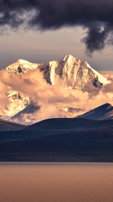 Pumo Yonco Lake and mountain scenery preview