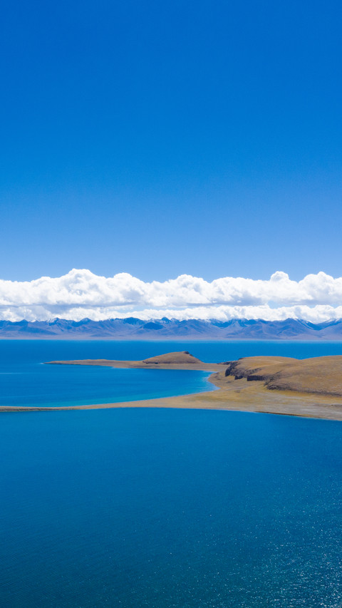 Namtso lake takes in the vastness of the plateau preview