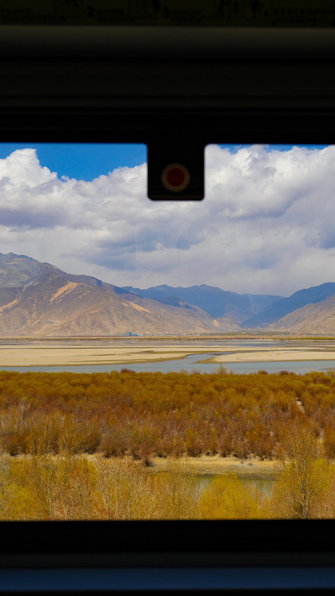The scenery outside the window is like a painting. preview