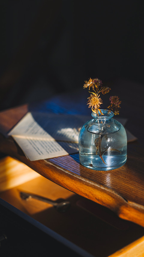 A glass vase with dry flowers preview
