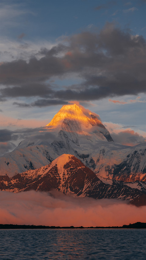 The sun shines on the golden mountain at lengga co preview